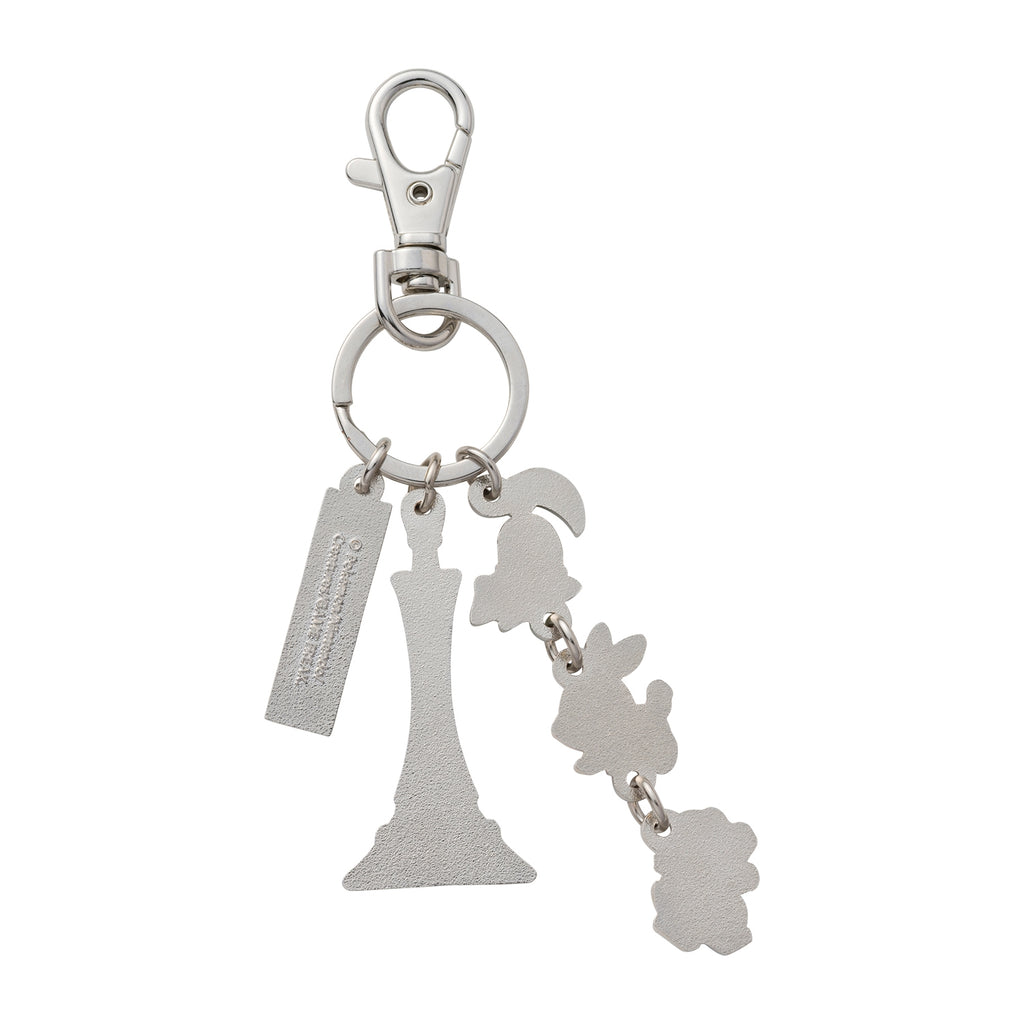 Close-up of Chikorita keychain, showcasing its 2.5×1.3×12.7 cm size and 28g weight, sourced from Japan