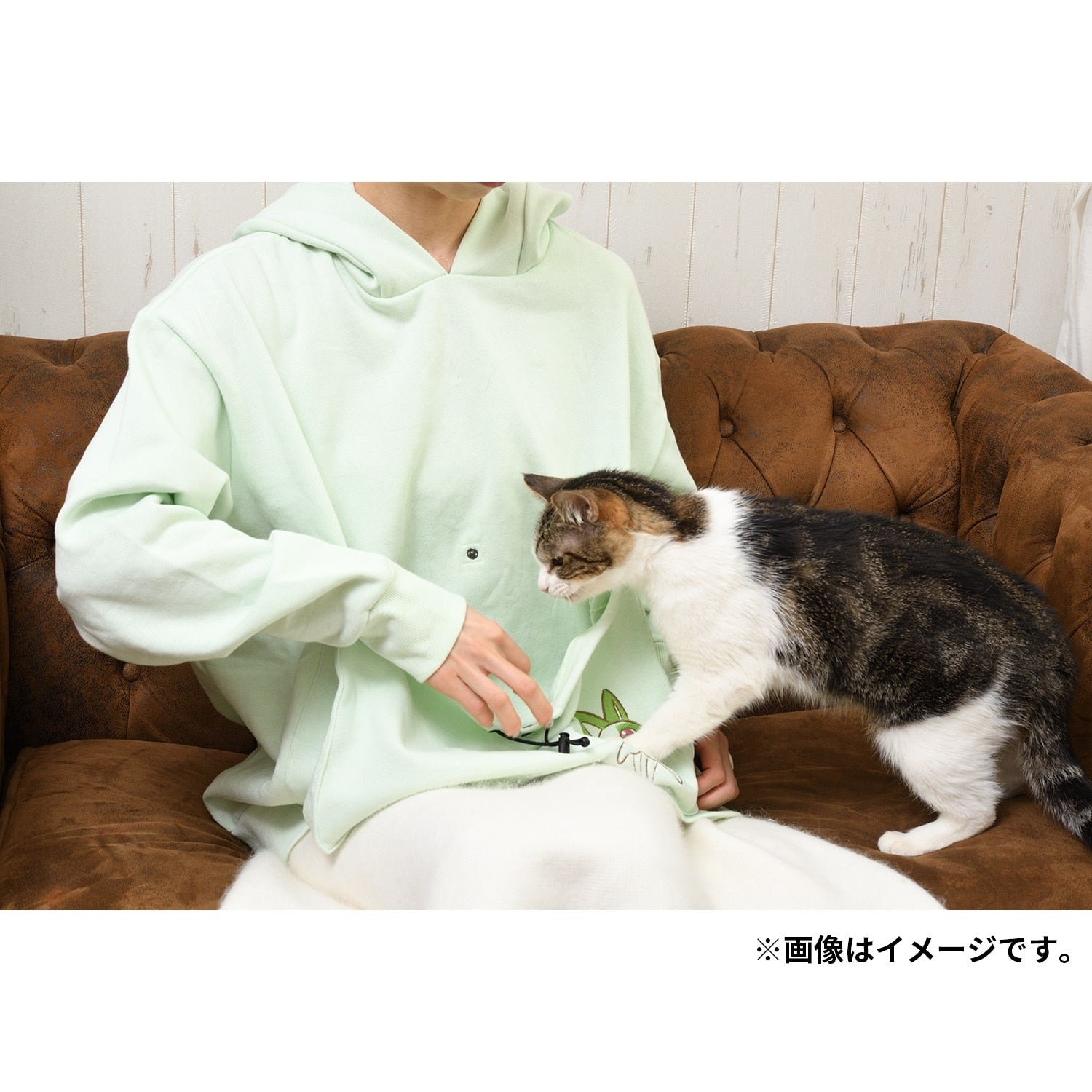 A hoodie with pockets that will keep you warm with your cat! Meow meow! Nyaoha!