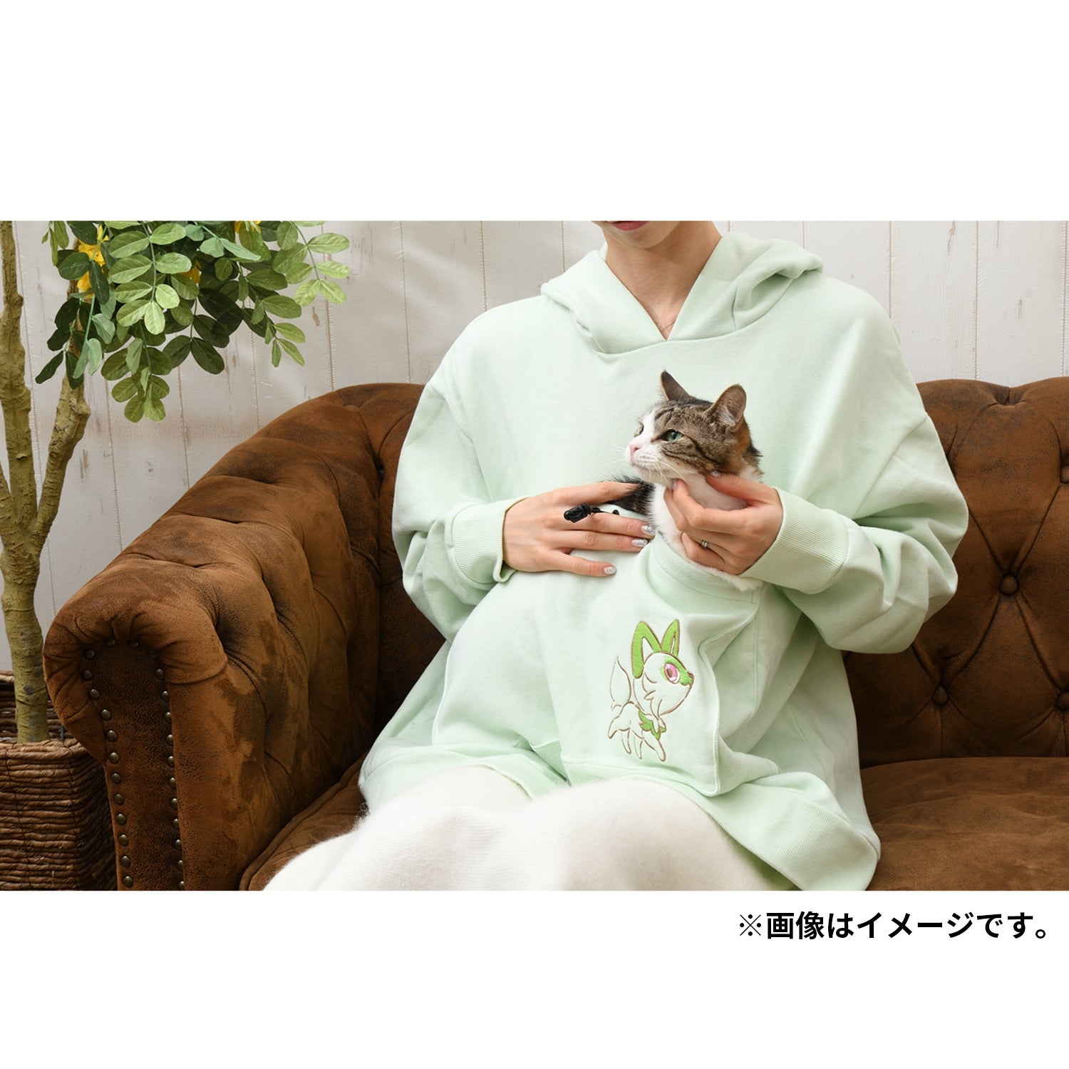 A hoodie with pockets that will keep you warm with your cat! Meow meow! Nyaoha!